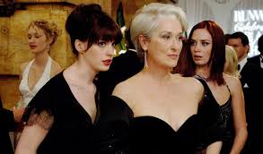 En el vertiginoso mundo de la moda en nueva york, la revista runway es el santo grial. Autoarea CÄƒrÈ›ii Diavolul Se ImbracÄƒ De La Prada DezvÄƒluie Ce A Deranjat O Cu AdevÄƒrat La Celebrul Film Elle Ro