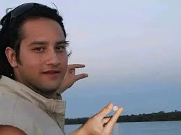 Editors can u help me photoshop and put the sun between my fingers 🥹🥹👊🏻  (Comment section 💀)