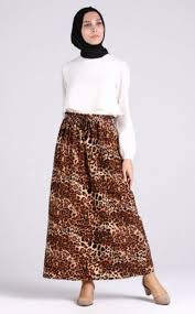 leopar desenli etek modeli tesettur giyim etek giyim moda stilleri