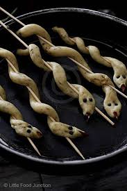 Little Food Junction Snake Sticks Repas Halloween Facile Apero Dinatoire Halloween Et Recette Ha Safari Food Halloween Food For Party Halloween Treats