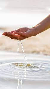 घर के मुख्य द्वार पर करें पानी का छिड़काव, आएगा भरपूर पैसा