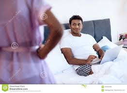 =• schlafzimmer mann schlafzimmer mann. Schwarzer Mann Und Frau Im Schlafzimmer Ein Mann Liegt Auf Dem Bett Mit Laptop Vor Ihm Ist Sein Madchen In Der Sexy Wasche Stockbild Bild Von Freundlich Haus 104097295