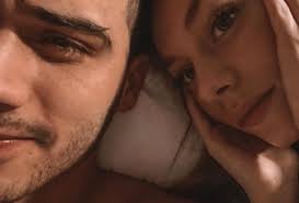 Hasta el momento ester y speitzer no han confirmado textualmente tener una relación sentimental, a pesar de que se les ha visto junto en múltiples ocasiones intercambiando muestras de. La Timida Declaracion De Ester Exposito Sobre Su Romance Con Alejandro Speitzer Infobae