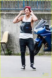 Inició su carrera como miembro de la boy band one direction, a la cual fue incluido tras audicionar en the x factor. Niall Horan Louis Tomlinson Soccer Studs Photo 557096 Louis Tomlinson Niall Horan One Direction Pictures Just Jared Jr