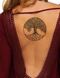 Tatouage Dos Arbre Ces Tatouages De Dos Qu On A Envie De Devoiler Elle Tatouage Tatouage Dos Tatouage D Arbres