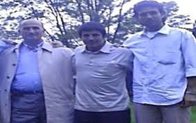 Bir diğer iddia ise 2002'de cemaate yakın futbolcuların topladığı 500 bin doları fethullah gülen'e bizzat götürmesi. Forza Cimbom Twitterissa Soner Yalcin Hakan Sukur Ve Arif Erdem In Giyabinda Yargilandiklari Iddianameyi Okudum Fethullah Gulen In En Degerli Muridi Emre Belozoglu Nun Nasil Sanik Yapilmadigina Sasirip Kaldim Hadi Sanik Yapilmadi Itirafci Tanik