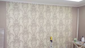 كيفية الغراء ورق الجدران في المفاصل إذا تم فصلها في طبقات كيفية الغراء حتى لا تأتي من استعادة بعد إصلاح الأخيرة ما يتم إصلاحه