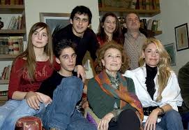 «fueron hasta la casa donde él se alojaba» (alfaya traidor [esp. Recuerdas Esta Cancion De Los Serrano Sus Protagonistas Han Vuelto A Versionarla Musica Los40