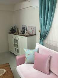 Bu sebeple dekorasyonda renk uyumu için; Turkuaz Perde Pembe Koltuk Country Konsol Home Decor Decor Home