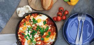 I would go for 3 or 4 next time for a more moderate but still gentle kick) 1 small yellow onion, chopped 5 cloves garlic, crushed then. Shakshuka Rezept