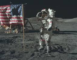 Un homme pose pour la première fois le pied sur la lune. J Ai Ete Le Dernier Homme Sur La Lune Aerobuzz