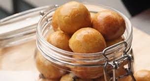 Jika ingin praktis bisa membeli selai nanas siap pakai di toko bahan kue, tetapi pilih yang bagus kualitasnya. Lembut Lumer Di Mulut Resep Nastar Terenak Chef Devina Hermawan