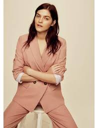 La petite veste noire ou en tweed rehaussée de détails précieux tels que des strass ou encore des perles. Tenue De Ceremonie 30 Idees De Looks Pour Etre L Invitee Parfaite A Un Mariage Un Bapteme Ou Tout Autre Fete Femme Actuelle