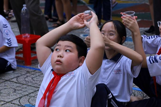 Tr&ograve; chơi truyền nước tiếp sức