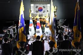 『한 사이트에 통합된 국내 및 해외 토렌트』 저마다의 일곱 살을 가슴에 품은 채 어른이라는 이름으로 살아가는 이들이 살인사건이 일어난 건물에 모여 살게 되며 시작되는 이야기 국내 최초 토렌트 검색 엔진 토렌트서치에 오신 것을 환영합니다. 3ealqkdl9gorbm