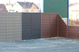 Die elemente der nur 11 6 cm tiefen lärmschutzwand werden aufeinander montiert mit einem isolationsband zwischen sicht larmschutzwande schallschutzwande www sichtschutz schallschutz ch in 2020 schallschutz sichtschutz garten selber bauen. Sichtschutzelemente Aus Wpc Blickschutz Und Larmschutz Zur Strasse