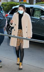 Three strangers share an obsession with true crime and suddenly find themselves wrapped up in one. Selena Gomez Only Murders In The Building Filming Set In Nyc 03 31 2021 Celebmafia