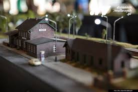 Gigantyczna, kolejowa makieta stanęła w muzeum w Jaworzynie Śląskiej.  Wszystko działa na niej, jak w prawdziwym świecie