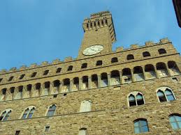 Arnolfo disegnò una solida fortezza nel 1299 che doveva sorgere sulle rovine delle torri ghibelline degli uberti, sconfitti per sempre dalla fazione guelfa dopo lotte intestine. Datei Firenze Palazzo Vecchio 3 Jpg Wikipedia