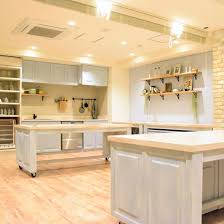 フレキシブルな設計によりあらゆることが可能なスペースです キッチンスペースを利用しないときは ロールスクリーンや鏡張りにして隠すことができます それぞれに対応した様々な設備 備品を完備しております お料理教室むけ オーブン6台 パン発酵器4台 ihコンロ