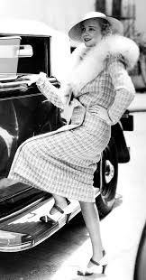 En france, la cape fait toujours partie de l'uniforme des préfets.en suisse, elle est portée par les huissiers de la confédération et des cantons.de plus, elle est encore utilisées dans les églises parmi les vêtements liturgiques et fait partie du costume des membres de l'académie française. Epingle Sur Mode 1930 1940