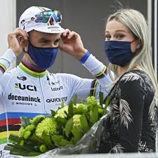 « heureux et fiers de vous annoncer. 2021 Marion Rousse The Companion Of Julian Alaphilippe Radiant With Their Baby In Her Arms Current Woman The Mag