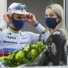 Le fruit de voiture la puissance, la ffc toutes les cyclistes. 2021 Marion Rousse The Companion Of Julian Alaphilippe Radiant With Their Baby In Her Arms Current Woman The Mag