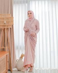 Gamis tidak hanyak untuk wanita, namun ada juga model gamis lelaki terbaru yang modelnya terusan. 9 Ide Baju Kondangan Ala Chacha Thaib Batik Sampai Dress