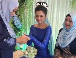Awi menerusi rakaman video yang dimuat naik di instagram hari ini berkata, dia dan keluarganya meminta maaf kerana terpaksa menarik diri dari perkahwinan itu. Awi Rafael Atikah Nikah Setahun Lagi