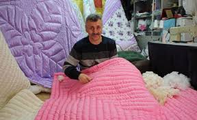 Şimdi ikeaya english home'a falan bakıyoruz da polyester diyor, sentetik diyor, kuş tüyü diyor, kaz diyor, mikrofiber diyor hangisi iyidir. 46 Yillik Yorganci Cirak Yetistiremiyoruz Saglik Yasam Haberleri