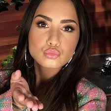Demi Lovato kiss me