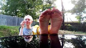 Enjoy Elle Fanning lighting up - forbidden view revealed