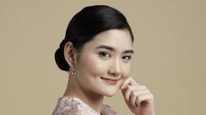 This black bun hairstyle features a waterfall braid that starts from the top of the head and carries on till the back. Sleek Low Bun With Side Part Look Classy With This Do