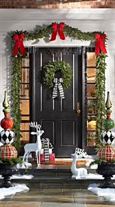 Durante las fiestas de navidad, las coronas para decorar la puerta principal son algo muy tradicional en muchos paises. Top 40 Christmas Door Decoration Ideas From Pinterest Christmas Celebration All About Christmas Classic Christmas Decorations Christmas Door Decorations Front Door Christmas Decorations