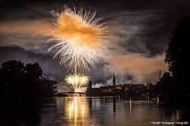 Geniessen sie das farbenfrohe, zwanzig minütige spektakel von der rheinbrücke, der burg hohenklingen oder von der festmeile an der schifflände aus. Steiner Feuerwerk Home Facebook