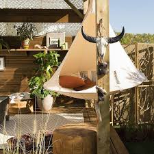 Des Hamacs Pour Paresser Avec Style Dans Son Jardin Elle Decoration En 2020 Hamac Decoration Deco Exterieure