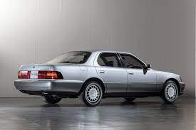 高級車の新しい世界基準 初代セルシオ 現存車を当時のカタログのように撮りおろす 旧車カタログ トヨタ自動車のクルマ情報サイト gazoo セルシオ 高級車 車