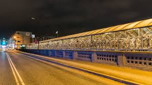 Idee Fur Hamburg Dieses Fahrradparkhaus Hangt An Einer Bahnbrucke