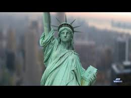 O acidente ainda será investigado, mas há indícios de que a estrutura não tenha suportado ventos fortes que atingiram a região. Estatua Da Liberdade Em Detalhes Youtube