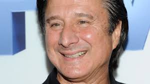 Ex-Journey man Steve Perry sings live for the first time in nearly 20 years