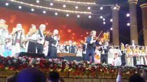 Supranumit si regele valsului, andre rieu a reusit sa aduca la viata partituri de mult uitate sau arii considerate de multi prea invechite si a deschis noi orizonturi ale muzicii clasice, atat in randul tinerilor cat si in randul celor mai in varsta. Andre Rieu Gheorghe Zamfir Medley Live 06 06 2015 Bucharest Bucuresti Romania Youtube