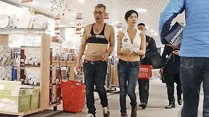 Konig Rama X In Munchen Was Sagen Die Thailander Zu Ihrem Bauchfrei Konig In 2020 Bauch Weg Bauchfrei Promi News