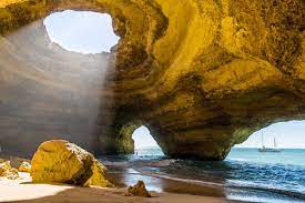 De zuidwestkust van de algarve biedt prachtige stranden midden in een natuurpark. Benagil Cave In Portugal Zu Dieser Hohle Sollten Sie Am Besten Schwimmen Geo