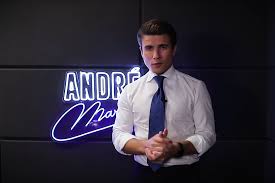 André marinho da silva es un cantante, compositor de canciones y presentador brasileño. Andre Marinho