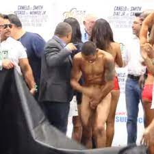 VIDEO Boxeador se queda al desnudo frente a las cámaras