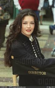 Débutant sur scène très jeune, elle obtient son premier rôle au cinéma dans les mille et une nuits de philippe de broca. Catherinezetajones Catherine Zeta Jones Cathrine Zeta Jones Actresses