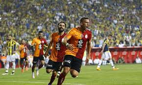 Kez bu zaferi yaşamayı başardı. Galatasaray 1 0 Fenerbahce Lukas Podolski Flicks Home The Winner Lukas Podolski Winner Soccer Field