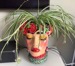 Frida regularly changes her hairstyle..