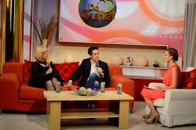 Cunoscutul actor şi cântăreţ, ştefan bănică junior a invitat la o cină pe cei care îi sunt foarte dragi, adică pe soţia lui, lavinia, pe cei doi copii, violeta și radu ștefan şi bineînţeles, pe emilia popescu. Pro Tv Stefan Banica Jr De Mana Cu Emilia Popescu In Emisiunea Danei Rogoz El Era Un Fel De Liz Taylor Pentru Mine