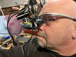 Do diamond painting artists use magnifying glasses?